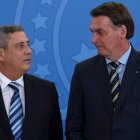 Fotografía de archivo del 18 de febrero de 2020 del expresidente de Brasil Jair Bolsonaro (d) y el exministro de la Presidencia y de Defensa Walter Braga Netto, durante un evento en Brasilia (Brasil).