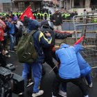Los manifestantes son impedidos de avanzar al Centro Histórico de Quito.