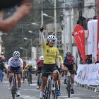 Elizabeth Castaño tras pasar la línea de meta comandando la primera etapa femenina.