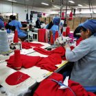 Los trabajadores esperan que el salario básico suba entre 80 100 dólares al año.