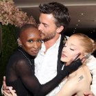 Jonathan Bailey junto a