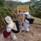 Mujeres de la asociación de apicultores caminan cerca del colmenar de uno de sus miembros, en Chilal de La Merced, en la región rural de Cajamarca.
