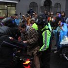 Dos manifestantes resultaron detenidos por presuntamente agredir a un Policía.