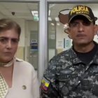 Acto. La Ministra del Interior, Mónica Palencia y el comandante de la Policía Nacional, Víctor Zárate visitaron a uniformados que fueron llevados a una casa de salud.