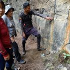 Oswaldo, guía descendiente Quijos,(der.) menciona que ese sitio podría haber sido una especie de hospital de la población ancestral.