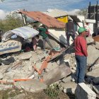 Familiares y vecinos ayudaron a rescatar las cosas sobre los escombros.