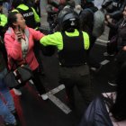 La funcionaria fue captada durante las protestas en Quito, el 21 de noviembre de 2024.