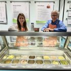 Negocio. Después de 24 años Cristina Tobar y su papá, José Tobar, decidieron reabrir la heladería Zanzibar.