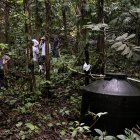 Trabajadores del Instituto Interamericano de Cooperación para la Agricultura (IICA) supervisan uno de los tanques de recolección de agua en la montaña en la comunidad de Nairi Awari en Limón, Costa Rica.