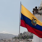 Sólo se suele cantar la segunda estrofa y el coro en El Himno Nacional de Ecuador.