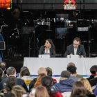 El presidente de Colombia, Gustavo Petro (i), habla durante la ceremonia de conmemoración del octavo aniversario de la firma del acuerdo de paz este jueves, en la Plaza de Bolívar en Bogotá (Colombia).