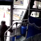 El hombre amenazó con un arma blanca al chofer del bus.