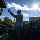 Miembros de la Coordinación Rural, un sindicato agrícola francés de línea dura, bloquean la entrada a un centro de distribución de Carrefour en Colomiers, en las afueras de Toulouse.