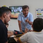 El maestro integrador (o sombra) acompaña al estudiante durante la jornada escolar