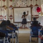 La profesora Auriciana Dace Munduruku, indígena de la etnia Mundurukú, enseña a sus alumnos sobre problemas ambientales.