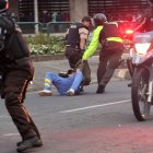 Movilización. Elementos de la Policía detienen y arrastran en la calle a uno de los manifestantes en Quito.