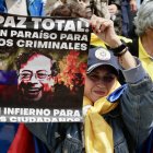 BOG400. BOGOTÁ (COLOMBIA), 23/11/2024.- Personas se manifiestan durante una jornada de protesta realizada contra el Gobierno de Gustavo Petro, este sábado en Bogotá (Colombia). Opositores políticos y sectores inconformes con el Gobierno colombiano salieron a las calles para protestar contra las políticas del presidente Gustavo Petro. EFE/Carlos Ortega