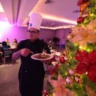 Opción. El chef del hotel Tryp By Wyndham de Guayaquil muestra uno de los menú que tiene para las celebraciones de diciembre. Allí también habrá varias fiestas.