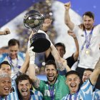 Jugadores de Racing celebran con el trofeo de la Copa Sudamericana tras vencer Cruzeiro este sábado, en el estadio General Pablo Rojas en Asunción (Paraguay)