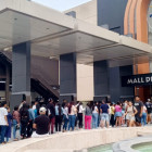 Compradores se levantaron temprano para aprovechar las ofertas en los centros comerciales de Guayaqui.