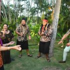 Ata Johnson y su hijo Dwayne Johnson bailando en la premier de Moana 2