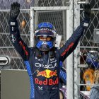 El piloto neerlandés celebra tras llegar a la meta quinto en el Gran Premio de Las Vegas, en Estados Unidos, resultado suficiente para llevarse el cuarto título mundial en la F1.