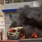 Los bomberos de Manta acudieron rápidamente al lugar para controlar la emergencia.