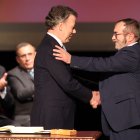 AME525. BOGOTÁ (COLOMBIA), 24/11/2024.- Fotografía de archivo del 24 de noviembre del 2016 que muestra al entonces presidente de Colombia, Juan Manuel Santos (i), y el jefe máximo de las FARC, Rodrigo Londoño Echeverry, mientras se felicitan luego de firmar el acuerdo de paz en el Teatro Colón, para terminar 52 años de conflicto armado interno, en Bogotá (Colombia). El expresidente colombiano Juan Manuel Santos (2010-2018) afirmó que el acuerdo de paz con las FARC, de cuya firma se cumplen este domingo ocho años, sigue vivo por el compromiso de las víctimas, de la sociedad y de la comunidad internacional. EFE/ Mauricio Dueñas Castañeda ARCHIVO