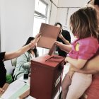 AME534. MONTEVIDEO (URUGUAY), 24/11/2024.- Un hombre con su hija votan en un colegio electoral, durante la segunda ronda de las elecciones presidenciales, este domingo, en Montevideo (Uruguay). Los 7.225 centros de votación habilitados para la segunda vuelta de las elecciones presidenciales que Uruguay afronta este domingo y en las que podrán votar unos 2,7 millones de ciudadanos se encuentran abiertos desde las 8:00 hora local. EFE/ Gastón Britos