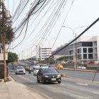 Los cables cuelgan en el kilómetro 2.5 de la avenida Carlos Julio Arosemena