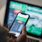 Tecnología. Una persona utiliza su celular para hacer negocios.