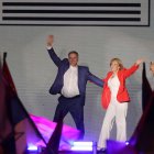 Yamandú Orsi (i) del Frente Amplio celebra la victoria en las elecciones de este 24 de noviembre de 2024, en Montevideo (Uruguay). EFE/Raul Martínez