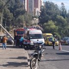 Una persona falleció por el choque de un auto y un poste en la av. Mariscal Sucre, en Quito.
