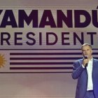 El presidente electo de Uruguay, Yamandu Orsi, de la coalición Frente Amplio, pronuncia su discurso de victoria después de la segunda vuelta presidencial en Montevideo el 24 de noviembre de 2024.