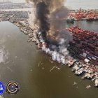 Niños caminan entre chabolas quemadas después de que se produjera un incendio en Manila, Filipinas, el 25 de noviembre de 2024.