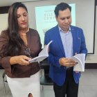 Acto. Ángel Manzo y Tatiana Mendoza denuncian los abusos sexuales.