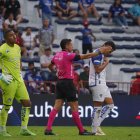 El juez Gabriel González (c) fue criticado por la plantilla del Imbabura y Emelec por sus polémicas decisiones.