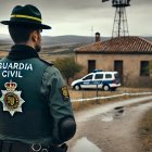La imagen es una recreación de la labor de la Guardia Civil de España en una zona rural.