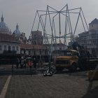Proyecto. El árbol navideño ya se arma en la plaza de San Francisco.