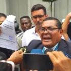 El asambleísta de ADN, Jorge Chamba, en compañía del candidato a legislador, Andrés Guschmer, en los exteriores del Palacio Municipal de Guayaquil, este lunes 22 de noviembre.