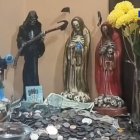 En los allanamientos se encontró un altar imágenes de calaberas alusivas al espíritu de la muerte.
