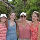 Úrsula con sus hijas, Cristina, Ivanna y Camila.