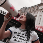 La artista argentina dio a conocer su nueva canción luego de cantarla en la calle