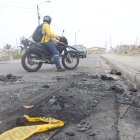 En el interior del automóvil, los socorristas encontraron el cuerpo de un hombre descuartizado.