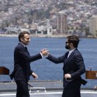 Los presidentes Emmanuel Macron (Francia) y Gabriel Boric (Chile), se dan la mano tras recorrer el rompehielos Almirante viel de la Armada de Chile en Valparaíso, el 21 de noviembre de 2024.