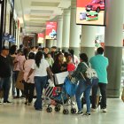 Comercio. Personas haciendo compras el pasado domingo 24 de noviembre.