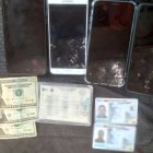 Como evidencia se encontró cuatro teléfonos móviles, 60 dólares y documentos personales de los detenidos.