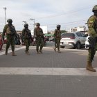 Tras lo ocurrido la presencia militar se ha intensificado en Playas. La ciudadanía exige que no sea solo por unos días.