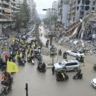 Los partidarios de Hizbulá ondean la bandera amarilla mientras desfilan en motocicletas, mientras la gente regresa para revisar sus hogares en los suburbios del sur de Beirut.