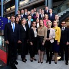 La presidenta de la Comisión Europea, Ursula von der Leyen y la presidenta del Parlamento Europeo, Roberta Metsola, posan con el recién elegido Colegio de Comisarios en el Parlamento Europeo.